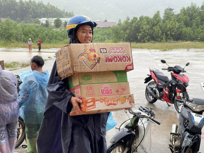 Sạt lở ở Đắk Lắk: Lực lượng cứu hộ căng dây thừng đưa dân ra khỏi vùng nguy hiểm - Ảnh 7.