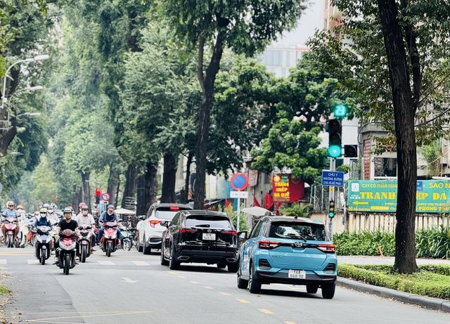 Thời tiết TP.HCM hôm nay nắng mạnh, mưa giông trở lại vào chiều tối - Ảnh 2.