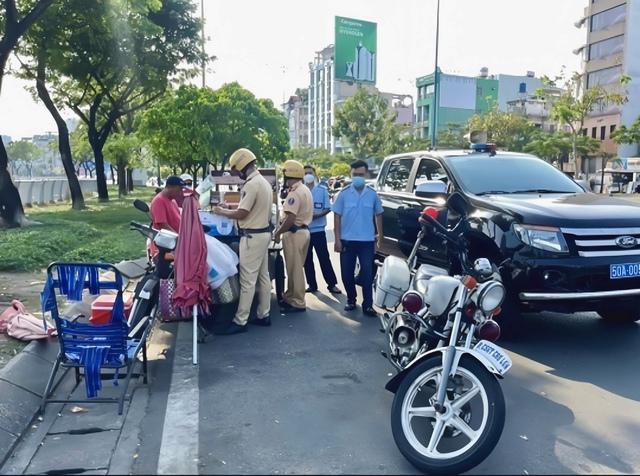 CSGT TP.HCM ra quân mạnh tay xử lý lấn chiếm lòng đường, vỉa hè - Ảnh 2.
