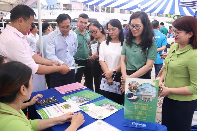 Phường ở TP.HCM mở ngày hội chuyển đổi số, hướng dẫn người dân nộp hồ sơ trực tuyến - Ảnh 1.