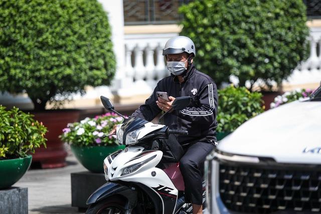 Xôn xao 'dùng điện thoại khi dừng chờ đèn đỏ bị phạt': Cục CSGT nói gì? - Ảnh 3.