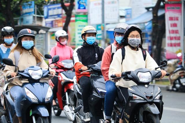 Triều cường ở TP.HCM vượt báo động, Nam bộ lạnh dưới 20 độ C - Ảnh 2.