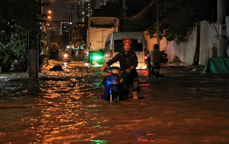 Triều cường ở TP.HCM dâng cao đêm nay: Đường 'thành sông', nước tràn vào nhà mênh mông  - Ảnh 7.