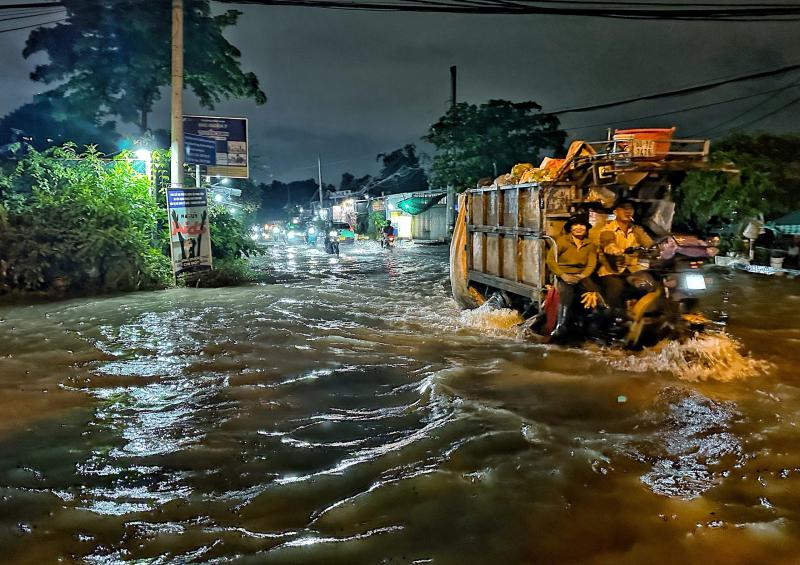Triều cường ở TP.HCM dâng cao đêm nay: Đường 'thành sông', nước tràn vào nhà mênh mông  - Ảnh 4.