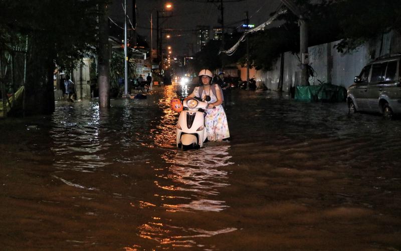Triều cường ở TP.HCM dâng cao đêm nay: Đường 'thành sông', nước tràn vào nhà mênh mông  - Ảnh 3.
