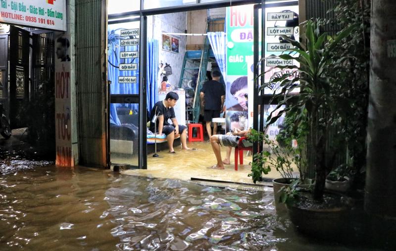 Triều cường ở TP.HCM dâng cao đêm nay: Đường 'thành sông', nước tràn vào nhà mênh mông  - Ảnh 6.