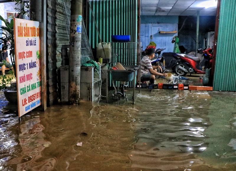 Triều cường ở TP.HCM dâng cao đêm nay: Đường 'thành sông', nước tràn vào nhà mênh mông  - Ảnh 5.