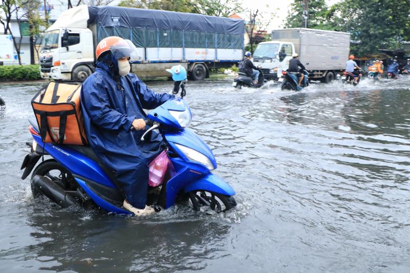Phường lún nhanh nhất TP.HCM: Nhiều đường ngập lênh láng sau cơn mưa sáng nay - Ảnh 4.