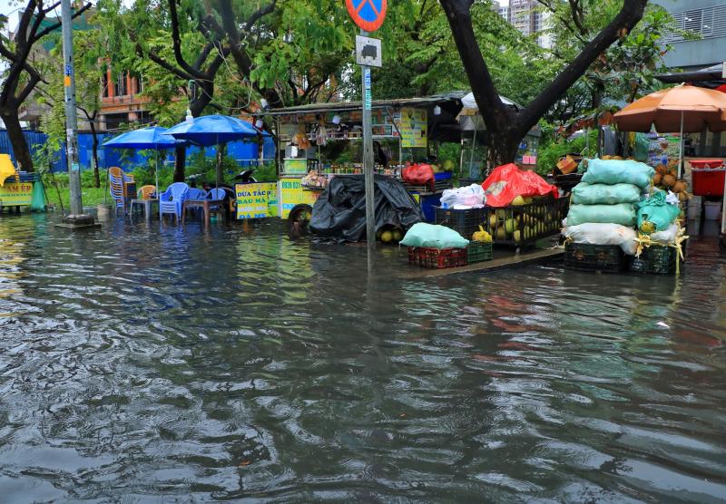 Phường lún nhanh nhất TP.HCM: Nhiều đường ngập lênh láng sau cơn mưa sáng nay - Ảnh 6.