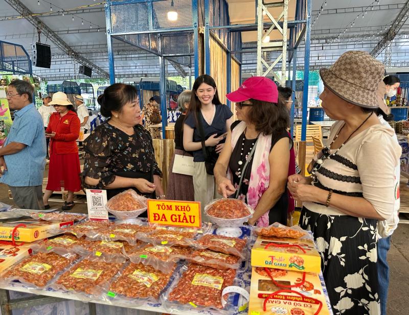 Hôm nay ngày đầu lễ hội ẩm thực cua Cà Mau ở TP.HCM: Thực khách hào hứng- Ảnh 5.