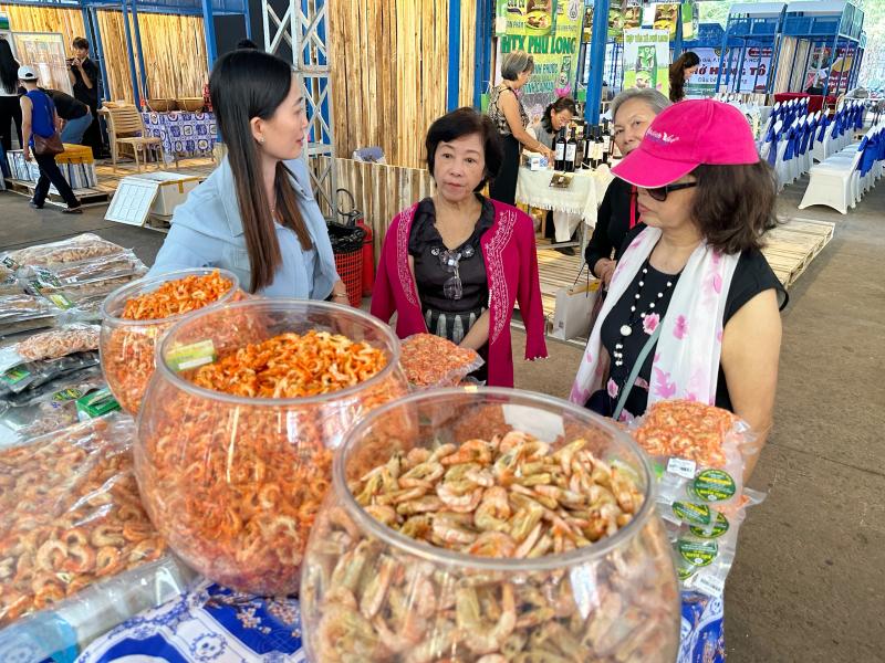 Hôm nay ngày đầu lễ hội ẩm thực cua Cà Mau ở TP.HCM: Thực khách hào hứng- Ảnh 6.