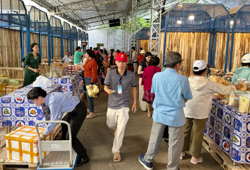 Hôm nay ngày đầu lễ hội ẩm thực cua Cà Mau ở TP.HCM: Thực khách hào hứng- Ảnh 3.