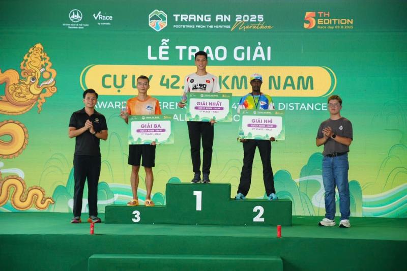 Trang An Marathon 2025 lập kỷ lục hơn 10.000 VĐV tranh tài - Ảnh 4.