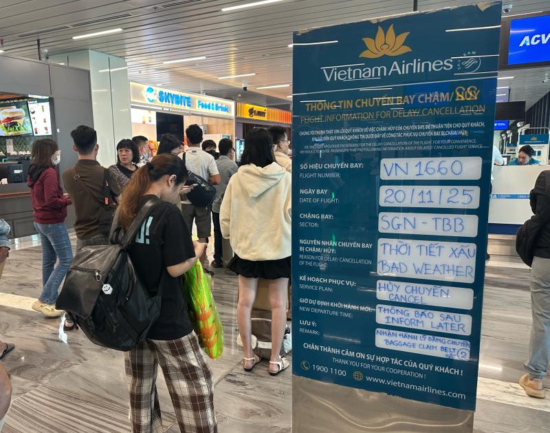 Tìm đường về quê Phú Yên cũ giữa lũ dữ khi máy bay từ TP.HCM hủy chuyến- Ảnh 1.