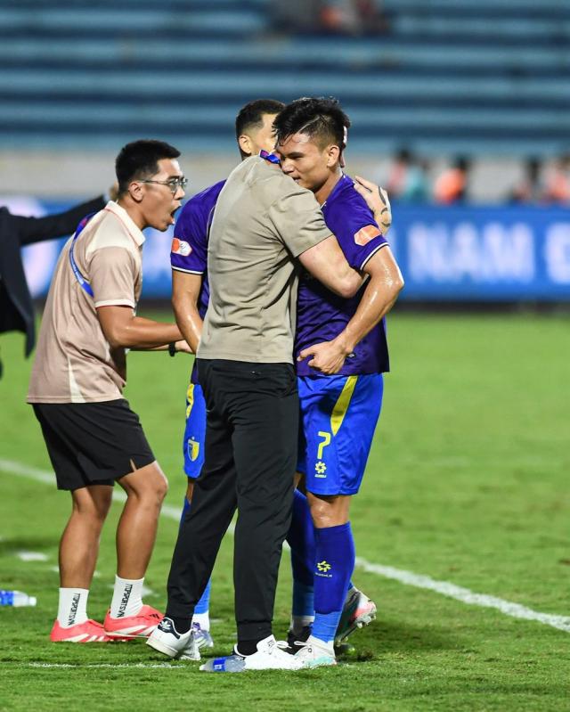 Xuân Mạnh ghi siêu phẩm, CLB Hà Nội và huyền thoại Harry Kewell hòa thót tim Nam Định- Ảnh 1.