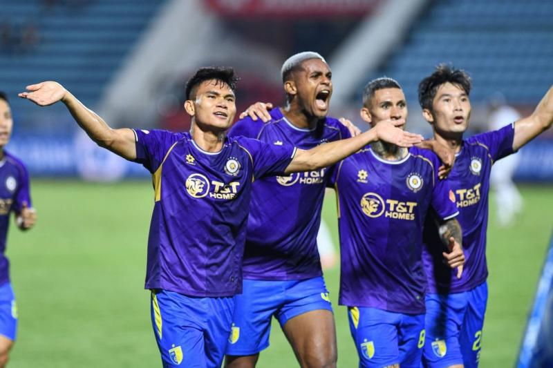 Vui buồn phong độ tuyển thủ Việt Nam, HLV Kim Sang-sik cũng đau đầu- Ảnh 2.