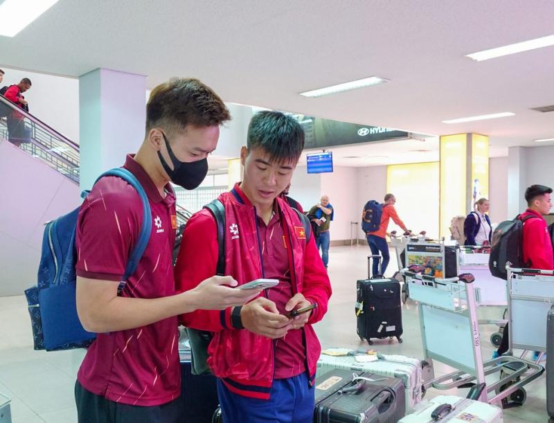 HLV Kim Sang-sik và đội tuyển Việt Nam đã đến Lào an toàn, không chủ quan khi đấu chủ nhà- Ảnh 3.