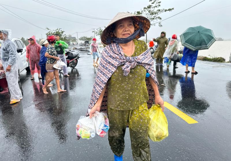 Nhận cơm miễn phí ngày lũ dâng cao ở Đắk Lắk: Xúc động tình nghĩa đồng bào - Ảnh 2.