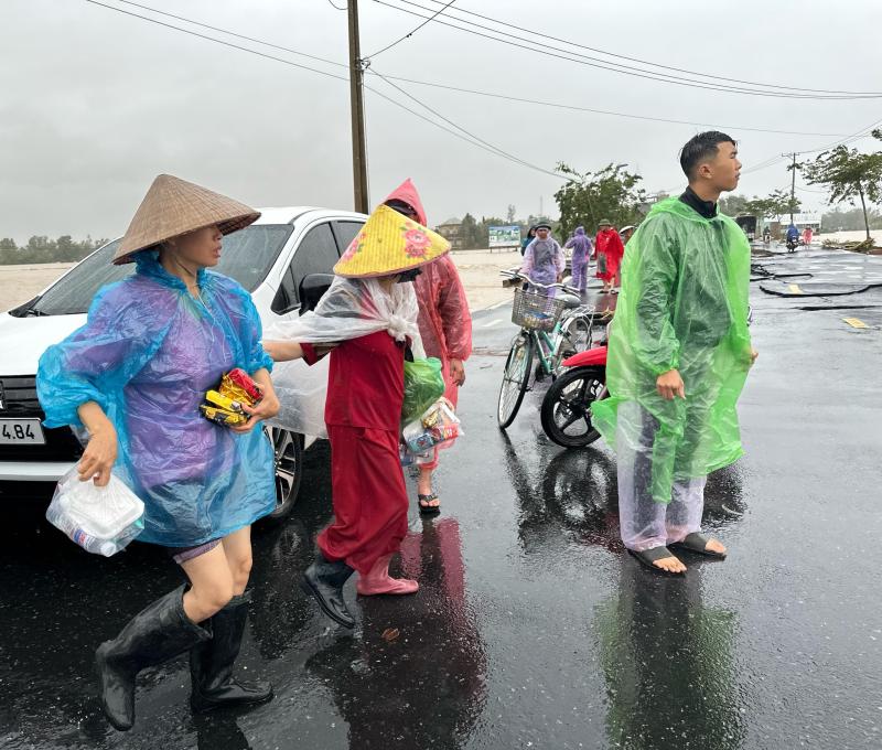 Nhận cơm miễn phí ngày lũ dâng cao ở Đắk Lắk: Xúc động tình nghĩa đồng bào - Ảnh 3.