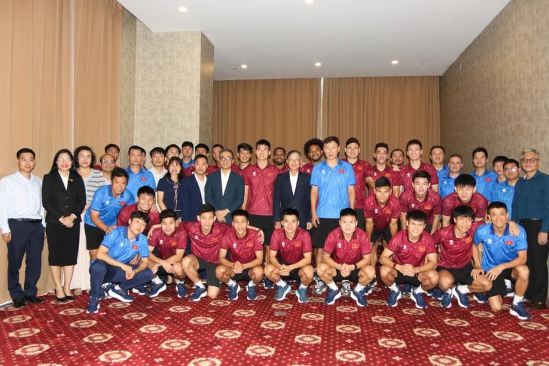 Đội tuyển Việt Nam nhận tình cảm đặc biệt tại Lào, quyết thắng trong cuộc đua giành vé châu Á- Ảnh 2.