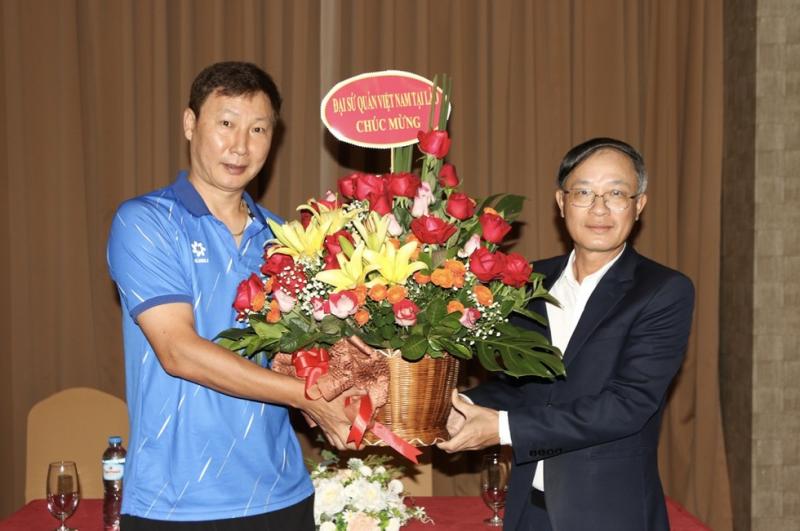 Đội tuyển Việt Nam nhận tình cảm đặc biệt tại Lào, quyết thắng trong cuộc đua giành vé châu Á- Ảnh 1.
