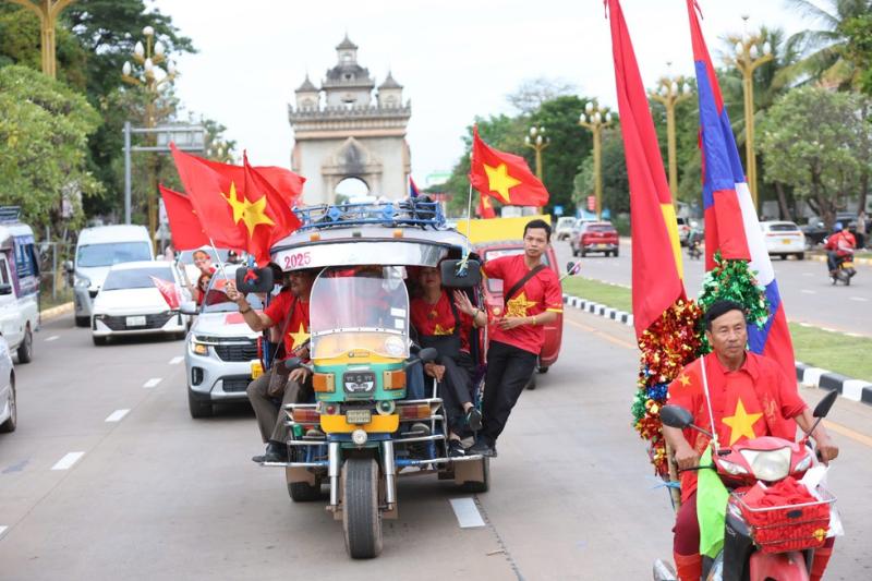 Khán giả Việt Nam nhuộm đỏ sân vận động quốc gia Lào, chờ màn trình diễn đỉnh cao- Ảnh 3.
