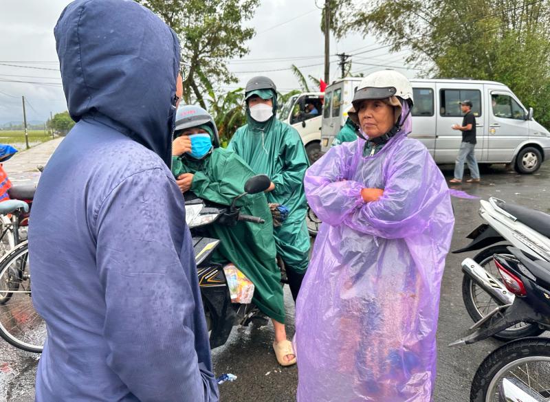Cụ bà ở vùng lũ Đắk Lắk quyết không nhận đồ cứu trợ: Lý do xúc động - Ảnh 4.