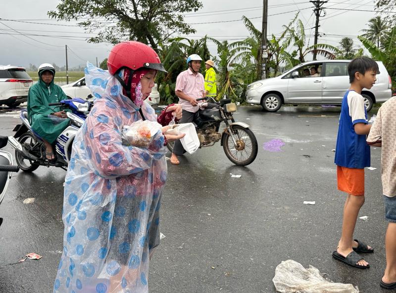 Cụ bà ở vùng lũ Đắk Lắk quyết không nhận đồ cứu trợ: Lý do xúc động - Ảnh 3.