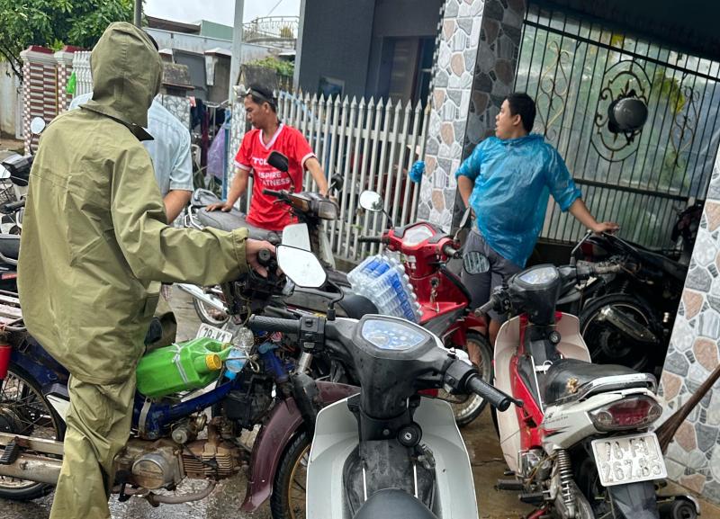 'Rốn lũ' Hòa Thịnh: La liệt xe máy chờ sửa, chủ tiệm làm không xuể- Ảnh 2.