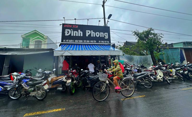 'Rốn lũ' Hòa Thịnh: La liệt xe máy chờ sửa, chủ tiệm làm không xuể- Ảnh 5.