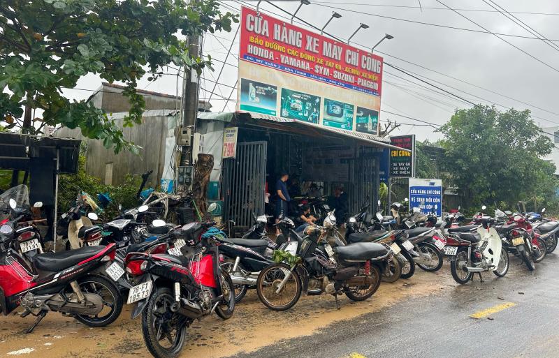 'Rốn lũ' Hòa Thịnh: La liệt xe máy chờ sửa, chủ tiệm làm không xuể- Ảnh 4.