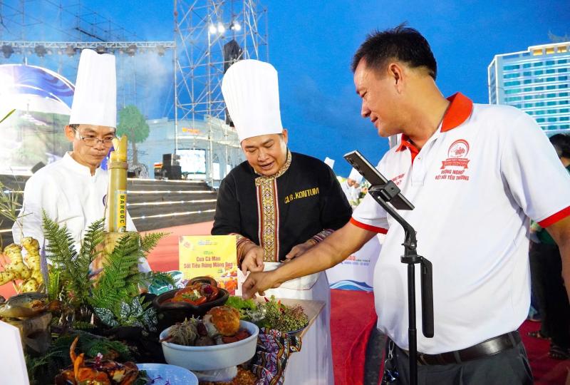 Hơn 100 món ăn từ cua Cà Mau kết hợp đặc sản nhiều vùng miền cả nước - Ảnh 4.