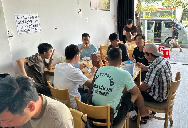 Anh chủ đãi các đoàn cứu trợ vùng lũ Đắk Lắk ăn phở: Hành lá từ… TP.HCM - Ảnh 3.