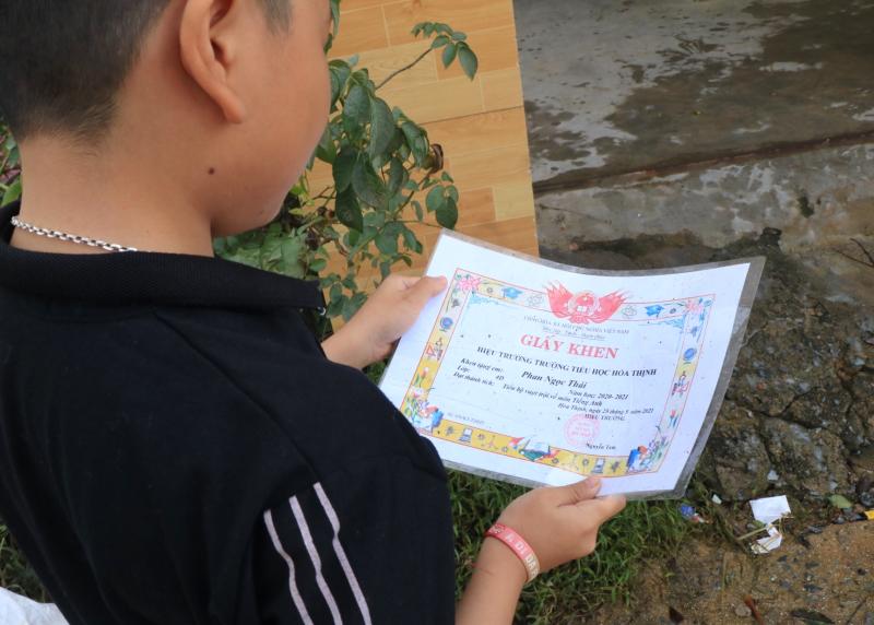 Học sinh lượm lại giấy khen trôi theo nước lũ: 'Sách vở của con ướt hết rồi!'- Ảnh 2.