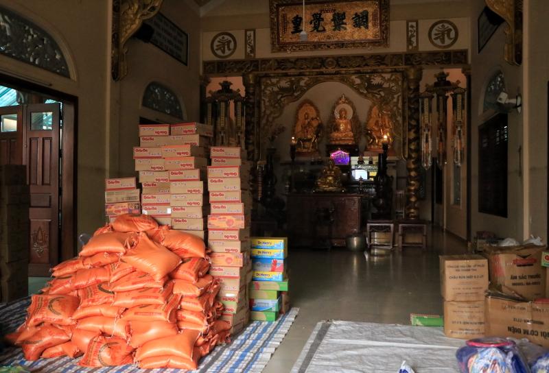 Lũ rút, quan tài 'ế' chất đầy trong chùa ở Hòa Thịnh: Trụ trì không nhận thêm - Ảnh 3.