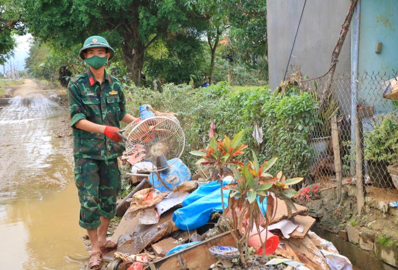 Cả cánh đồng bốc mùi sau lũ dữ: Người Hòa Thịnh lo nguồn nước ô nhiễm - Ảnh 8.