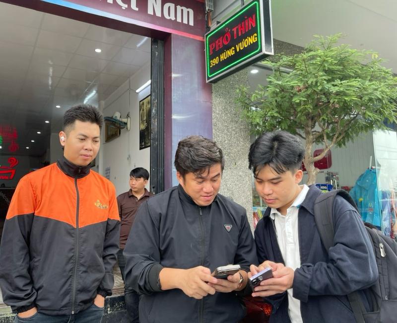 PV Báo Thanh Niên tác nghiệp ở tâm lũ, xúc động vì nghĩa tình TP.HCM - Ảnh 4.