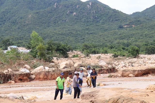 Cận cảnh thôn Phong Phú tan hoang sau vụ vỡ hồ chứa nước gây tang thương - Ảnh 6.