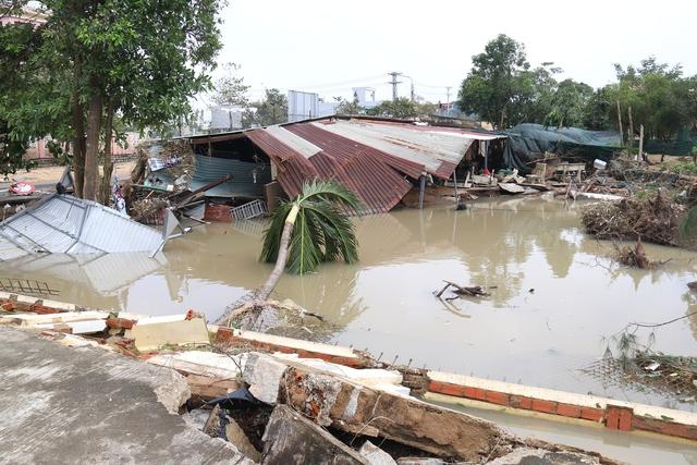 Trường THPT Lê Trung Kiên  tan hoang sau lũ, nỗi lo an toàn cho học sinh - Ảnh 8.