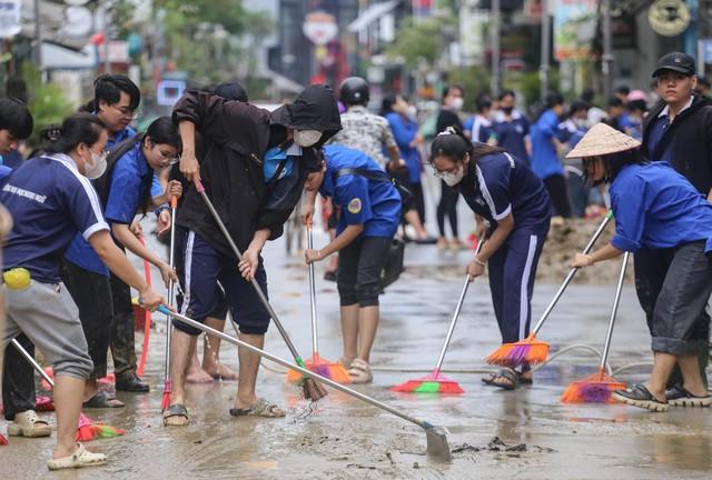 Vừa dọn xong hàng tá bùn non, một số tuyến đường nội đô Huế lại ngập lụt- Ảnh 3.