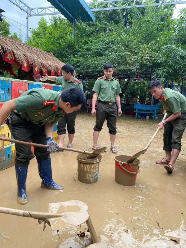 Công an tỉnh Đắk Lắk vận động gạo giúp người dân rốn lũ lịch sử- Ảnh 5.