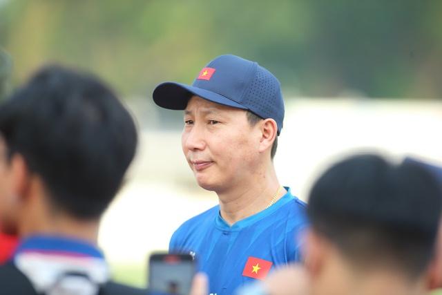 HLV Kim Sang-sik bối rối: ‘Tôi mất ngủ vì chốt danh sách U.23 Việt Nam, đau lòng vì Văn Trường’- Ảnh 1.