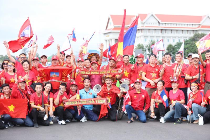 Khán giả Việt Nam nhuộm đỏ sân vận động quốc gia Lào, chờ màn trình diễn đỉnh cao- Ảnh 5.
