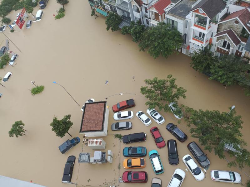 Khánh Hòa: Nhìn từ tầng cao, bất lực cảnh hàng loạt ô tô bị nhấn chìm chỉ sau một đêm - Ảnh 2.