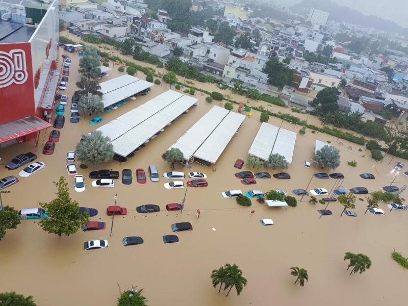 Khánh Hòa: Nhìn từ tầng cao, bất lực cảnh hàng loạt ô tô bị nhấn chìm chỉ sau một đêm - Ảnh 1.