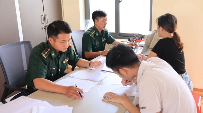 Tiếp nhận hơn 60 công dân Việt Nam chạy thoát khỏi cơ sở lừa đảo trực tuyến - Ảnh 10.