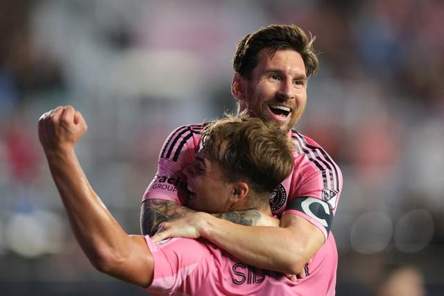 Messi ghi cú đúp siêu phẩm đưa Inter Miami vào bán kết MLS Cup, Ronaldo thì sao? - Ảnh 1.