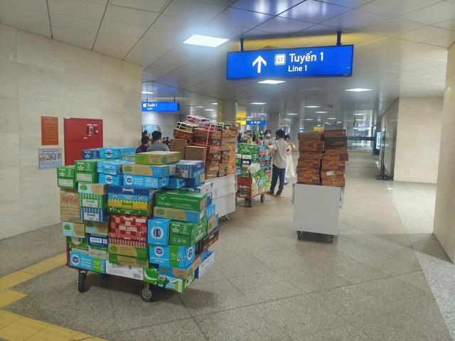 Ga metro TP.HCM nhận 180 tấn hàng cứu trợ, đêm nay ưu tiên: sữa, bánh, chăn, tã- Ảnh 1.