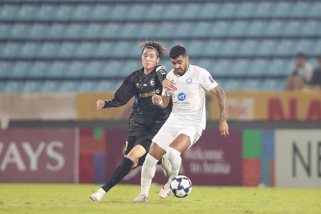 Nam Định lại thua Gamba Osaka, có tình huống gây tranh cãi: Chủ nhà mất oan phạt đền?- Ảnh 1.