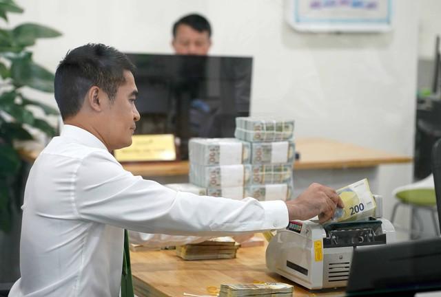 Giá USD hôm nay 26.11.2025: Đô tự do tiếp tục lao dốc- Ảnh 1.